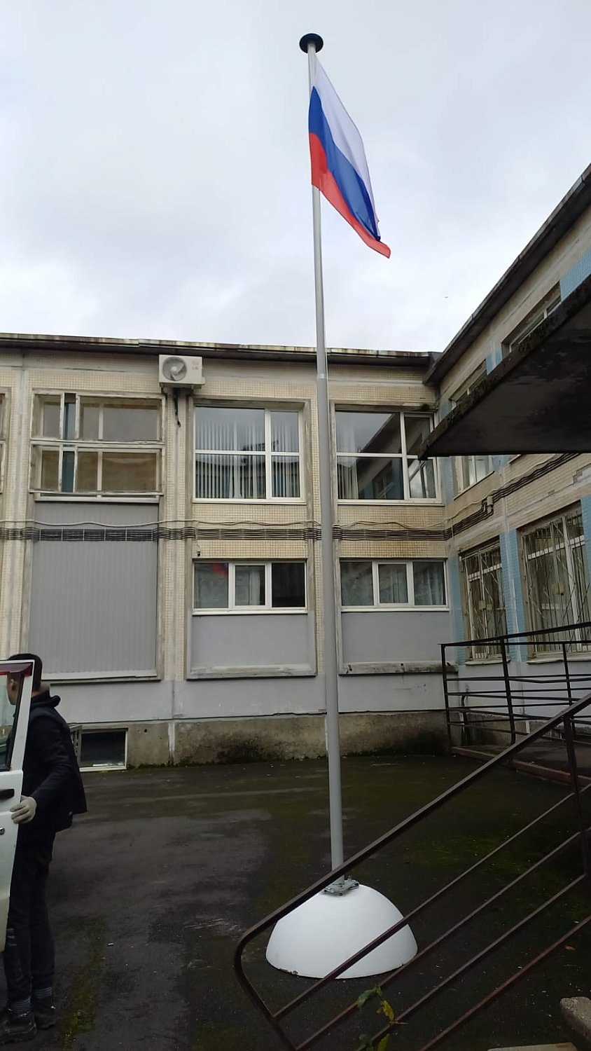 Установка флагштоков у учебных заведений 